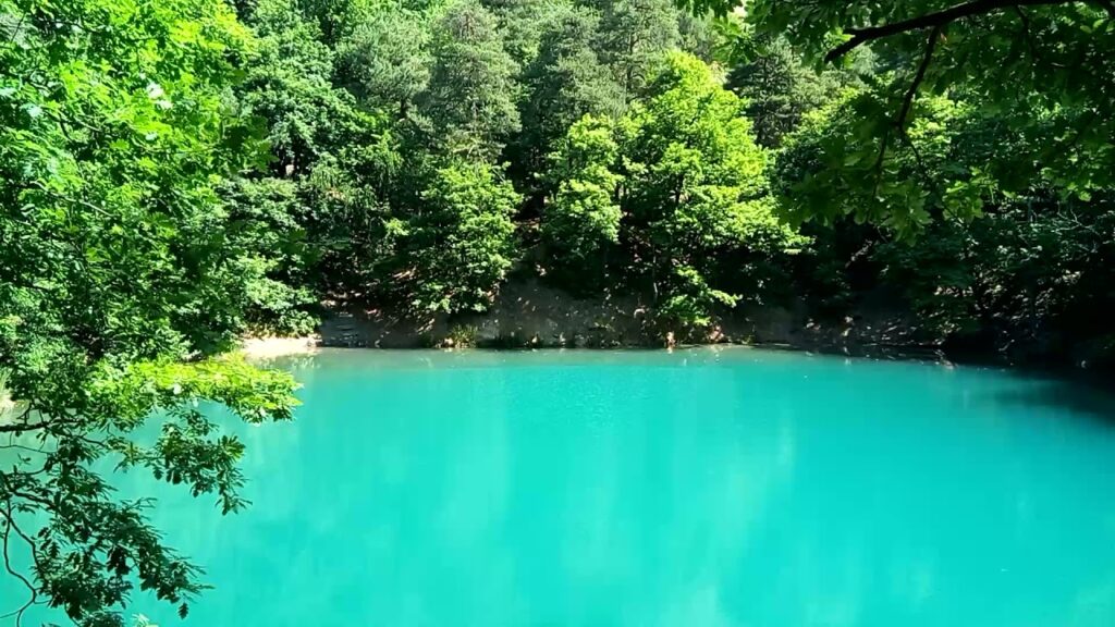 Lacul Albastru - ochiul de apă care își schimbă culoarea