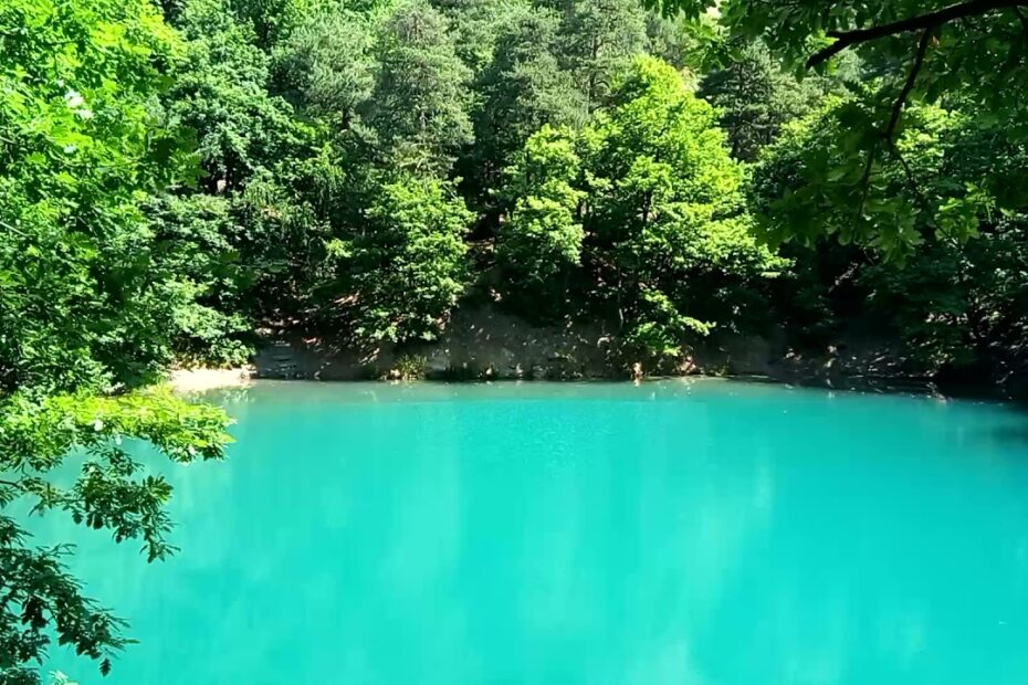 Lacul Albastru - ochiul de apă care își schimbă culoarea