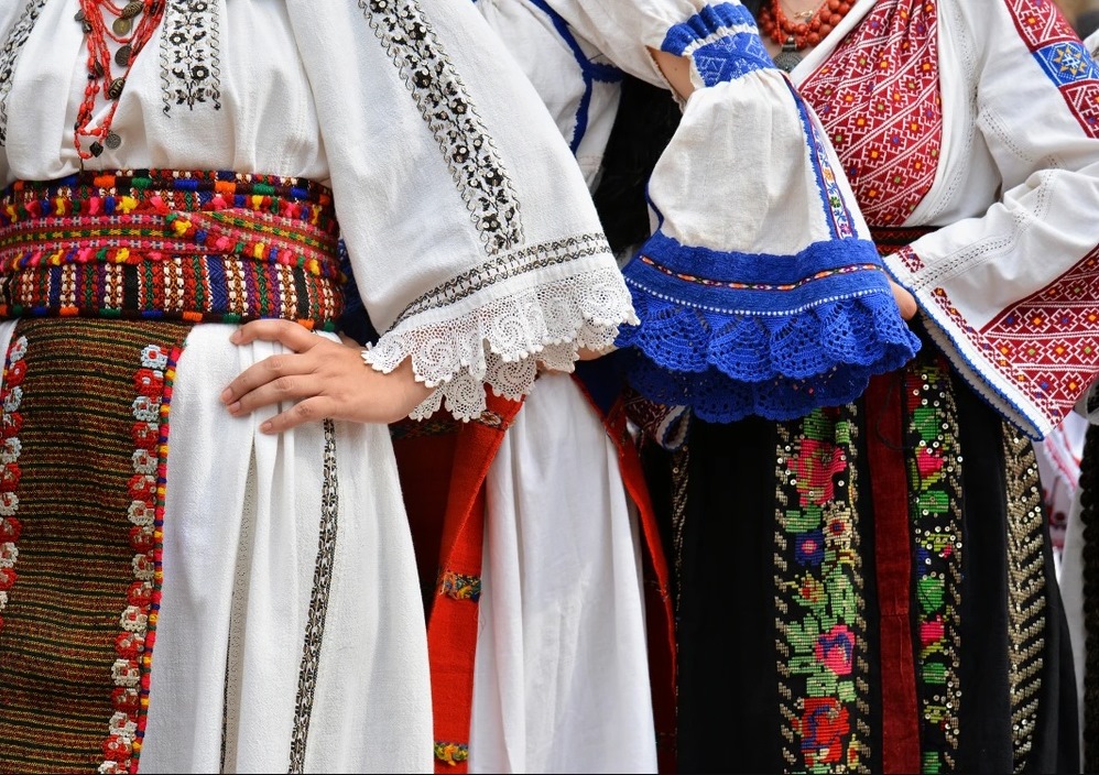 Costumul tradițional din Dobrogea, expresie a diversității și eleganței