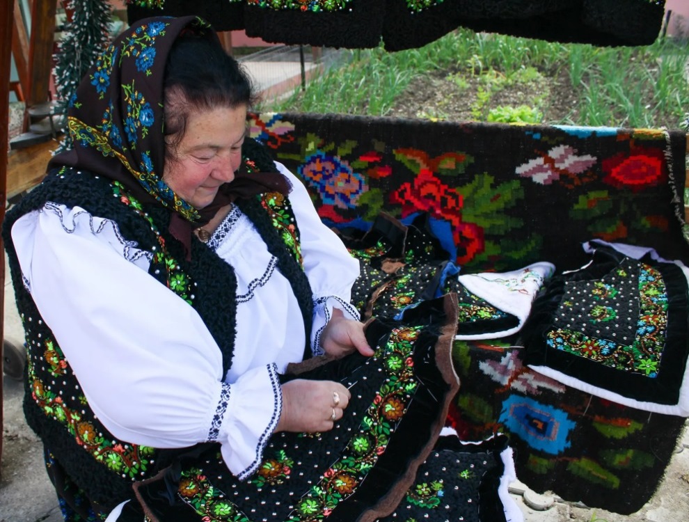 Costumul maramureșean și tradiția meșteșugurilor românești