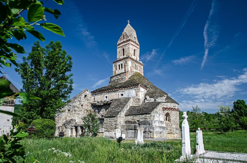 Comori ascunse ale României: Densuș, biserica ridicată din piatra Daciei